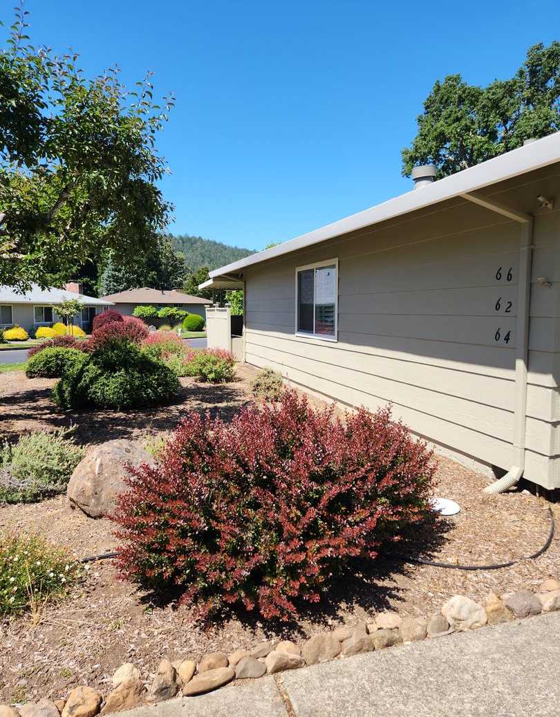 Very nice home w/CENTRAL AIR CONDITIONING in Oakmont - 55+Community Water included in the rent.