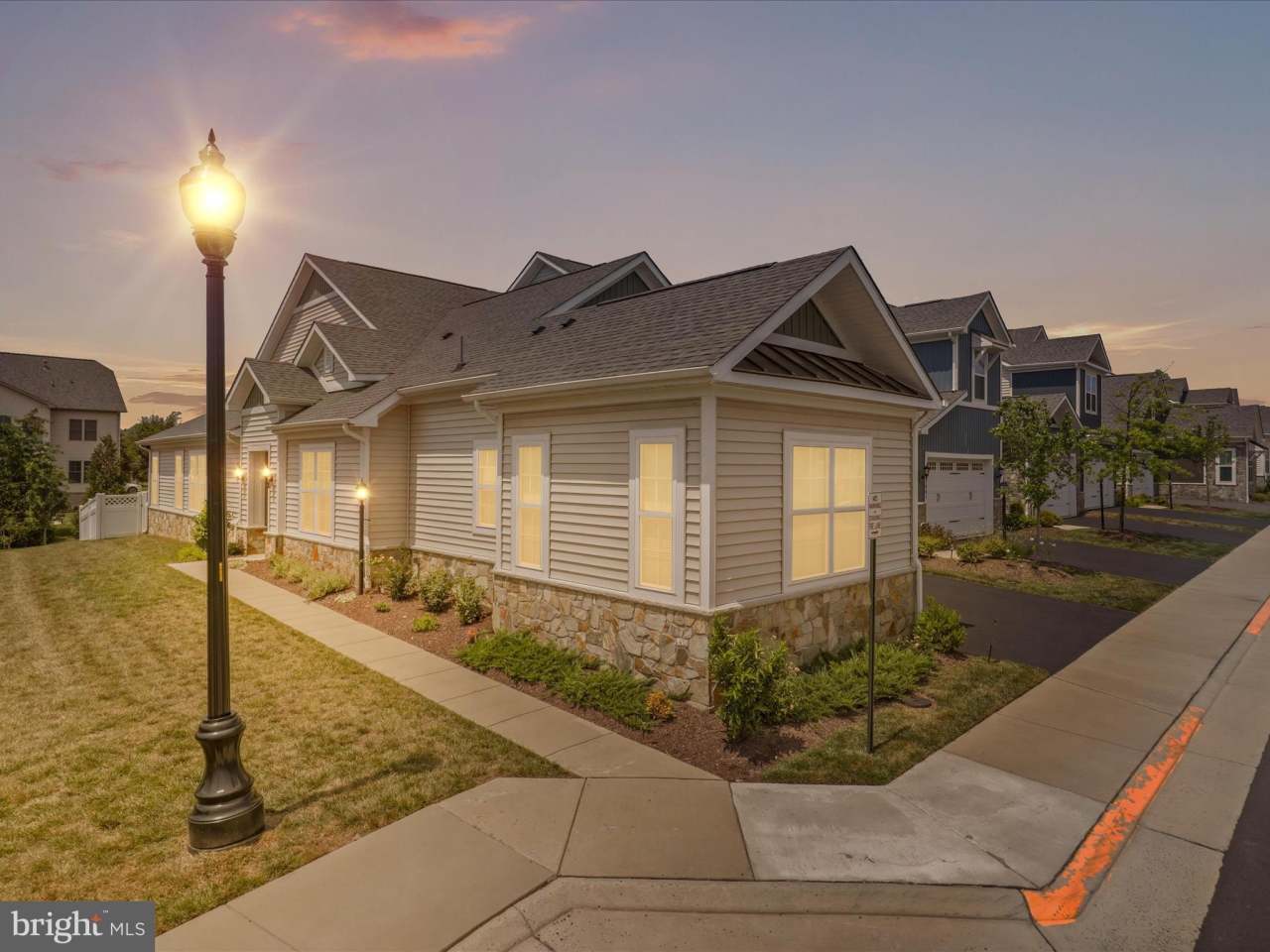 23663 SEPTEMBER SUN SQUARE