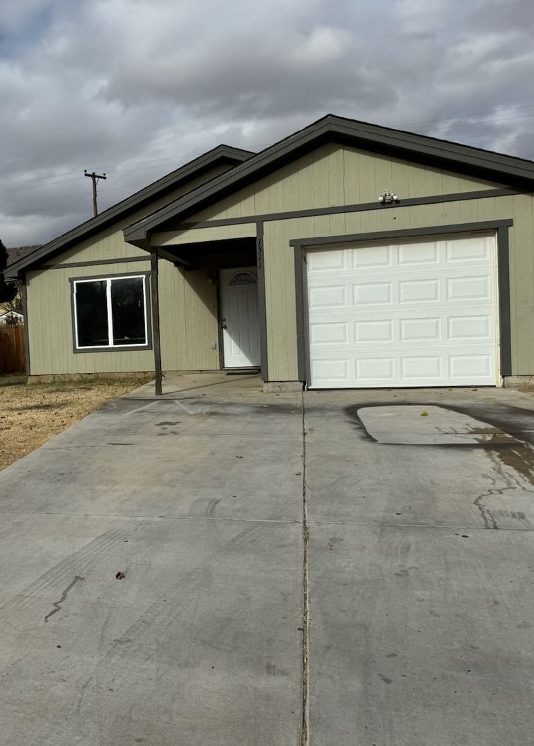 FENCED BACKYARD*Move in SPECIAL*Section 8 approved*