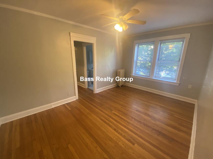 5945 North Greenview