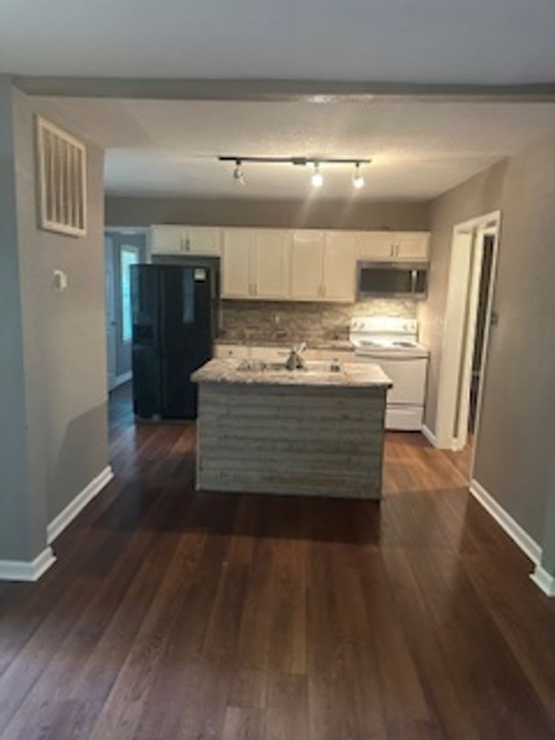 MOVE IN SPECIAL: Beautiful 4 Bedroom 2 Bath in Heart of Kansas City