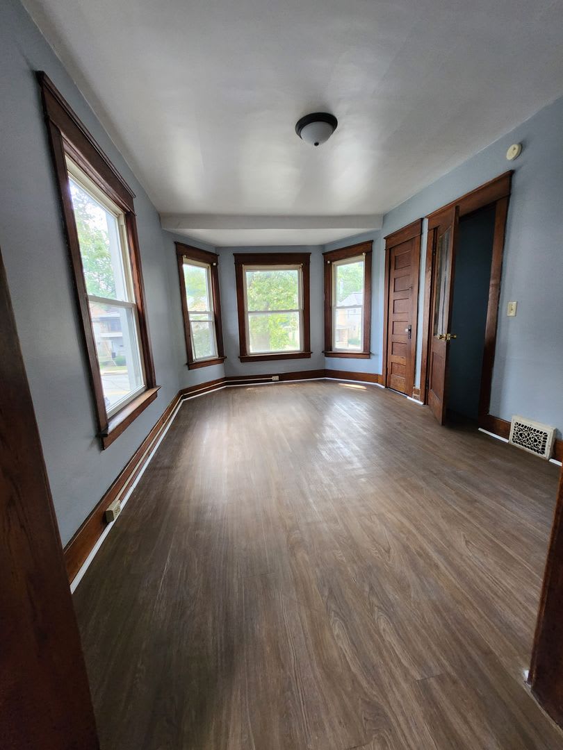 Upper 2 bedroom unit