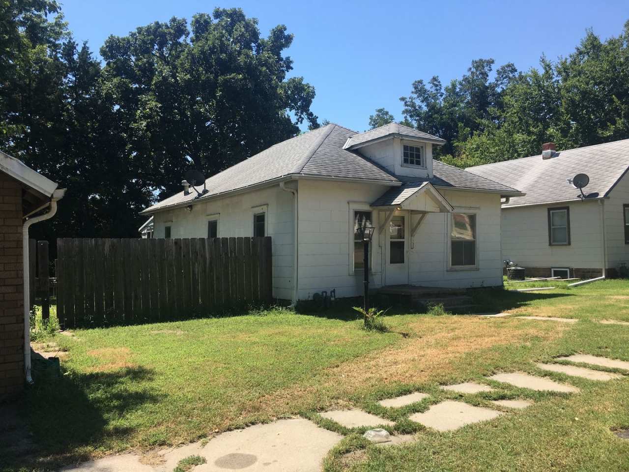 $775 - 2 bed 1 bath - Single Family Home