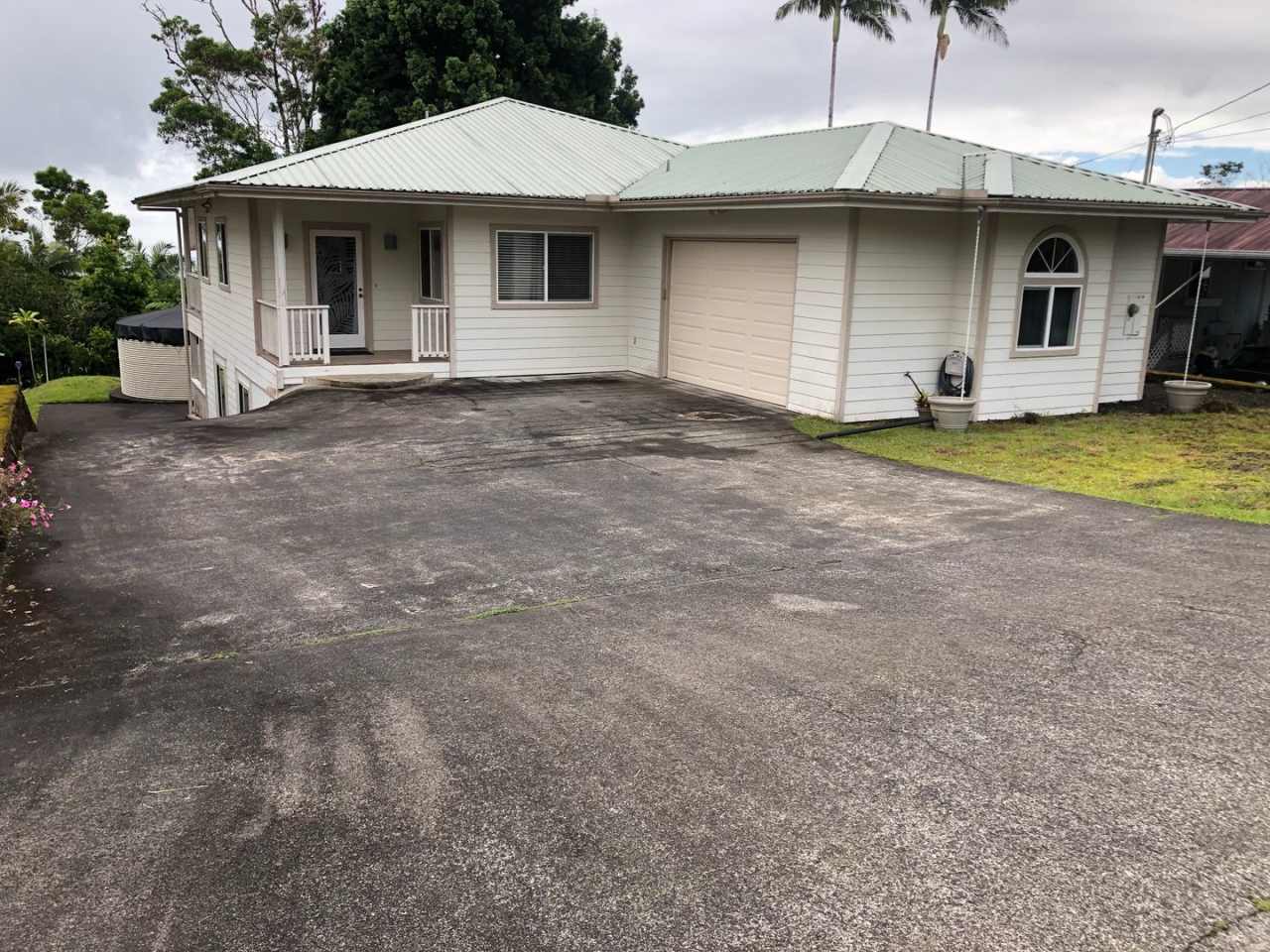 Lovely  spacious 3 bedroom 2 bath home (upstairs unit) in Hilo.