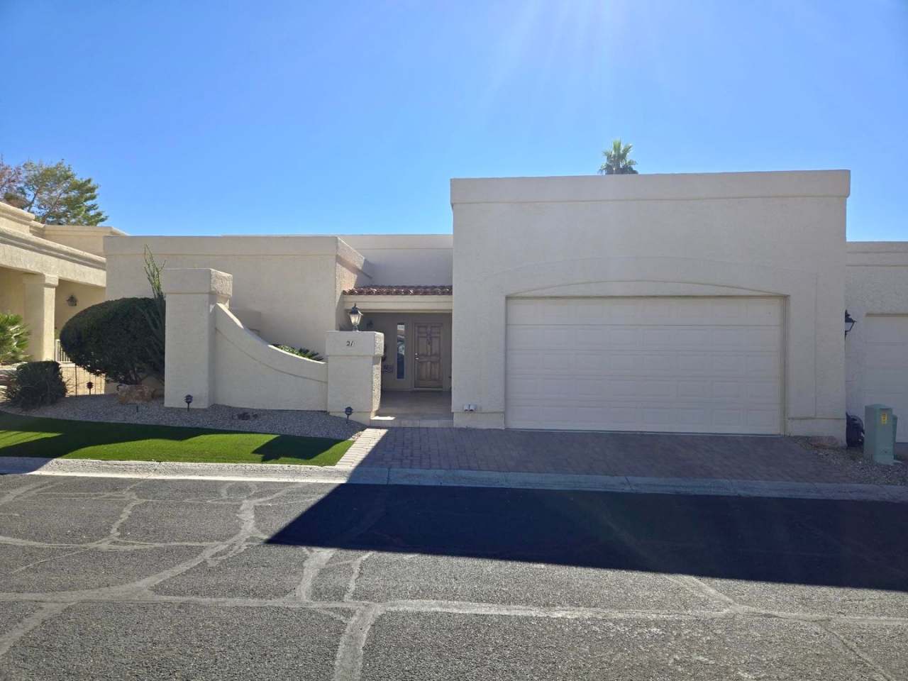 Large townhouse located on the golf course - Long Term - Unfurnished