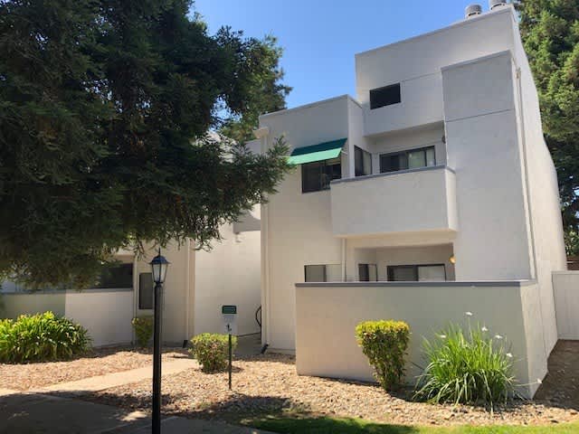 Sharon Creek Condos! Gated Community! Lower unit, updated throughout, wood burning fireplace!!!