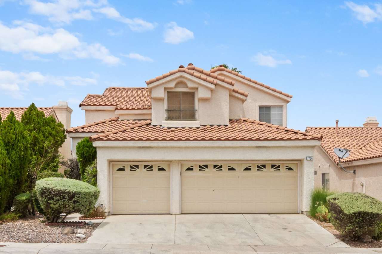 Beautiful 3 Bedroom Home with a 3 Car Garage!