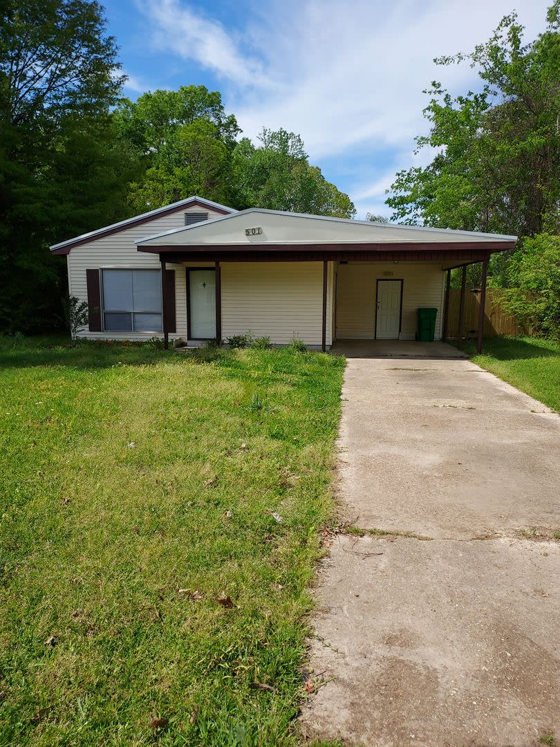 Newly remodeled 3/1 walking distance to restaurants and more