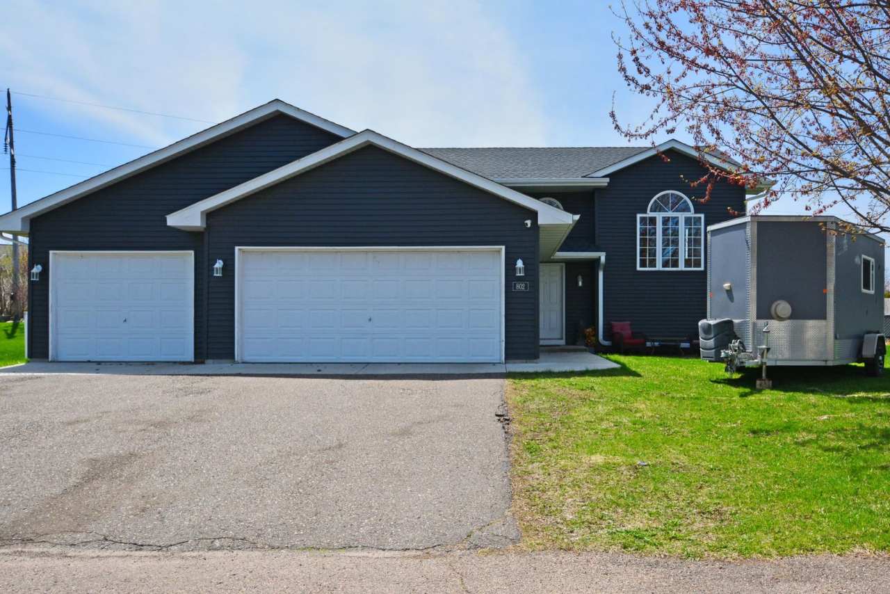 Spacious 4-Bedroom Gem in Buffalo with 3-Car Garage  Modern Finishes!