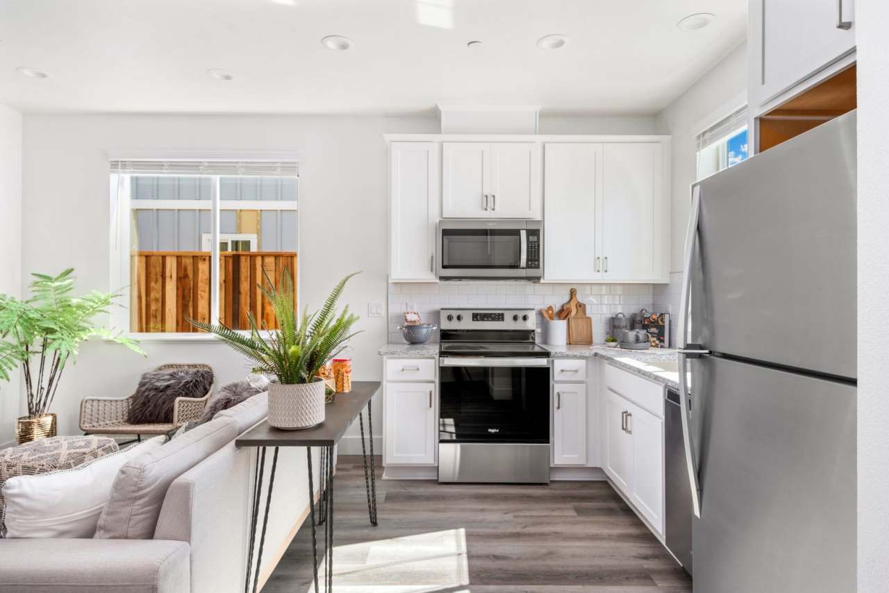 Coming Soon! 2 MONTHS FREE! 2 BED 1 BATH UPPER UNIT WITH BACK DECK AND SIDE YARD