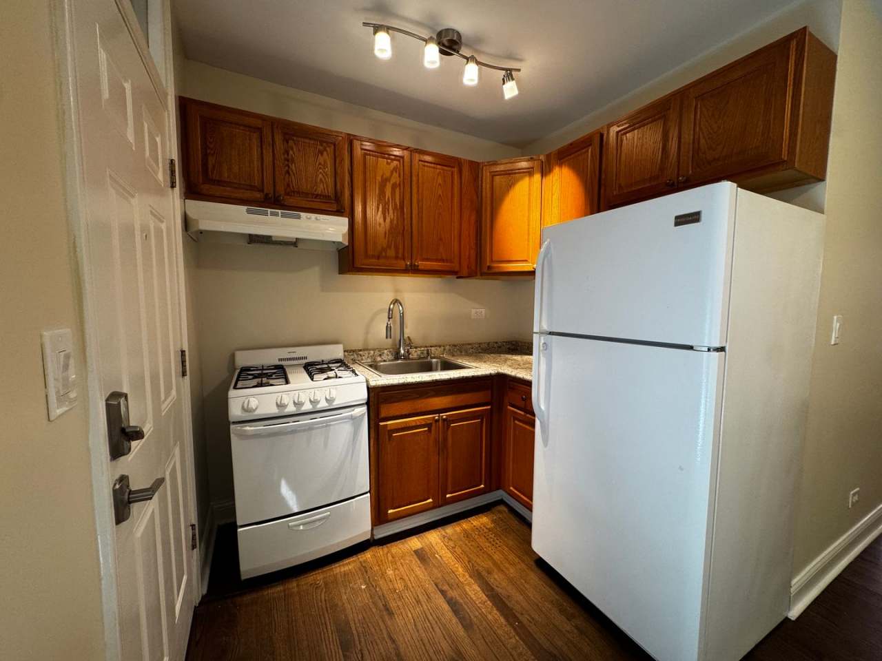 1381 W Greenleaf Ave