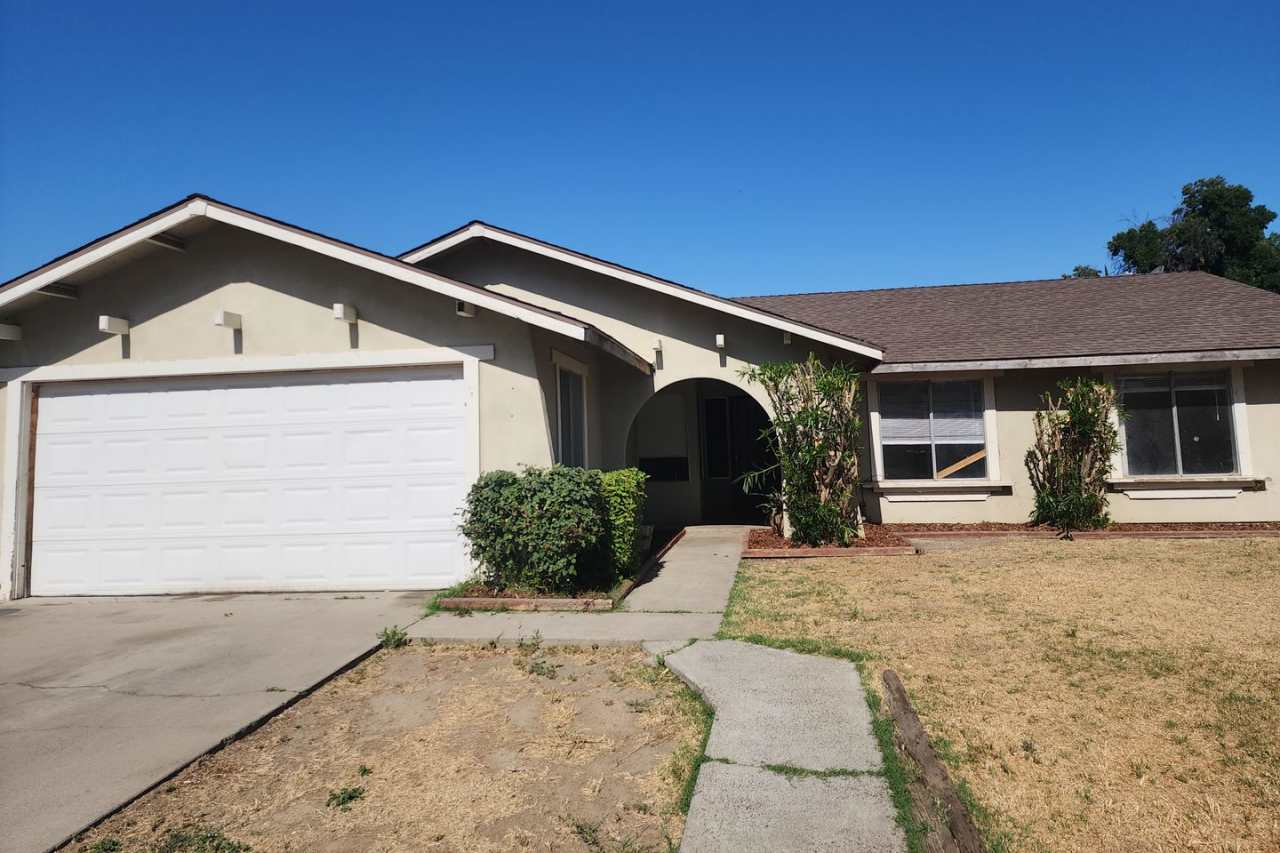 3 Bedroom 2 Bathroom with Garage and Washer and Dryer Hookups
