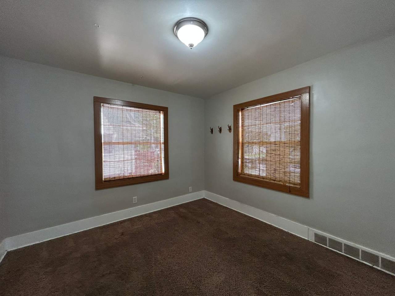 Charming 2-Bedroom, 1-Bathroom Home with Garage  Basement – 1717 Roys Ave, Elkhart, IN – $1,100/Month