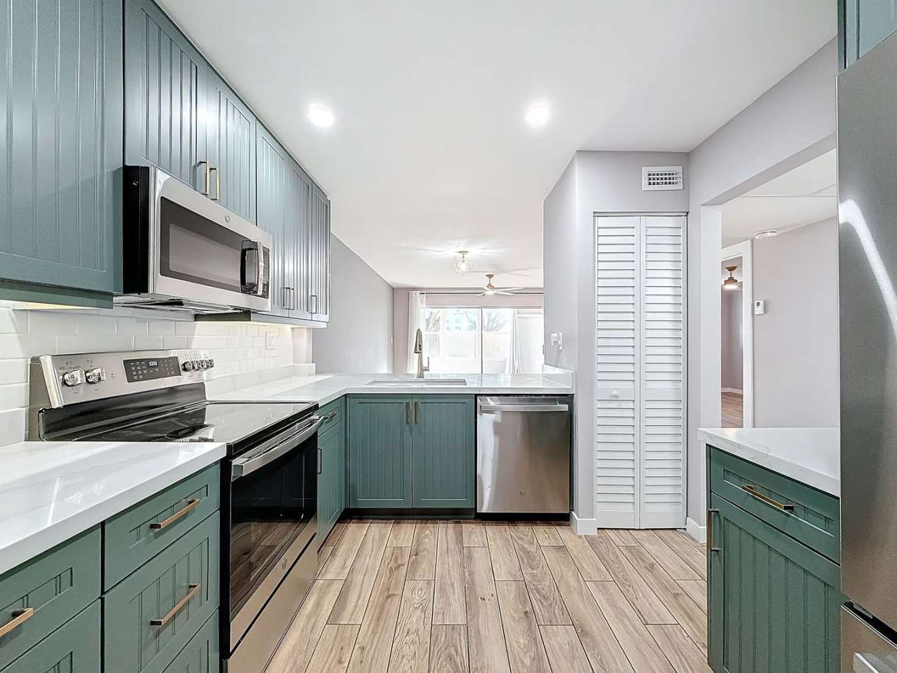 Beautiful 1 bedroom 2 bath Condo in Tamarac water and electric included!