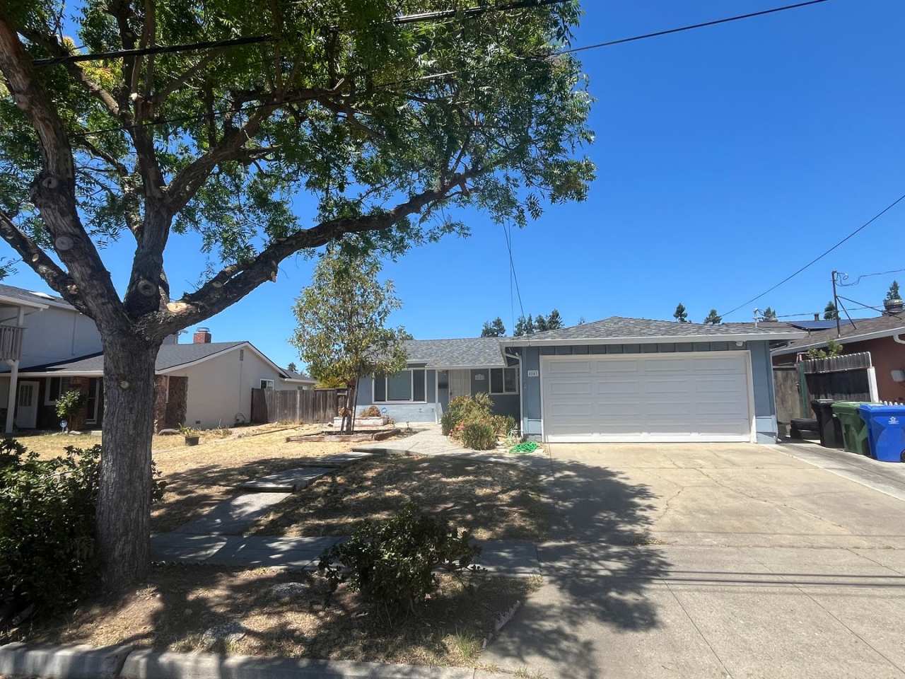 4 bedroom has nice layout, great location for commuters