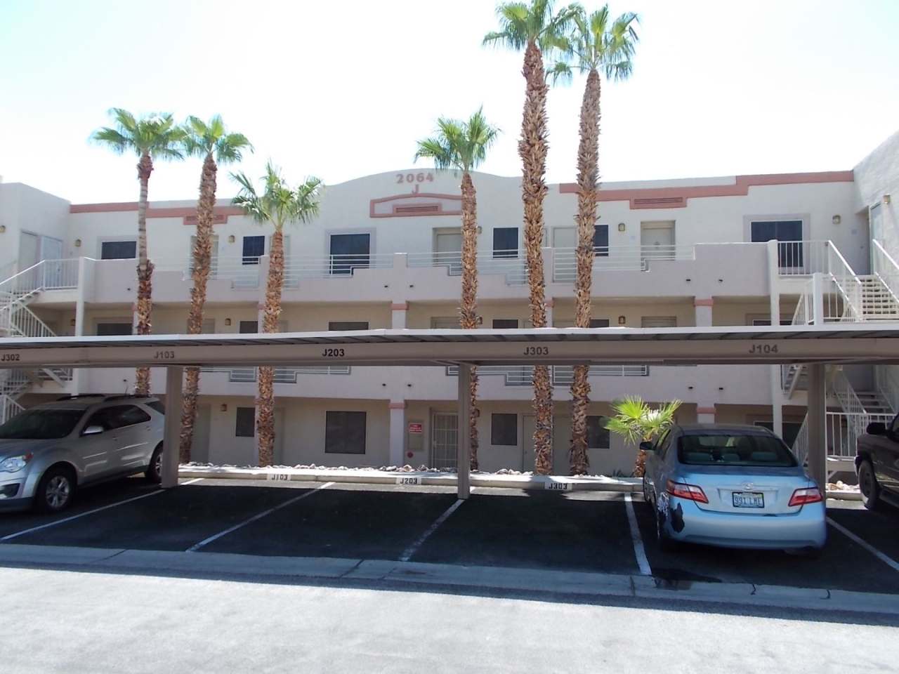 2 Bed / 2 Bath Fully Furnished Condo – Top Floor Living!