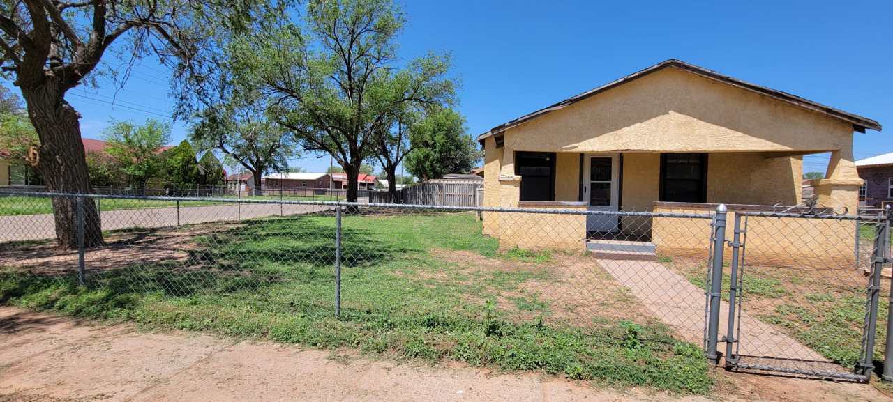 HOME ON CORNER LOT MANY UPDATES