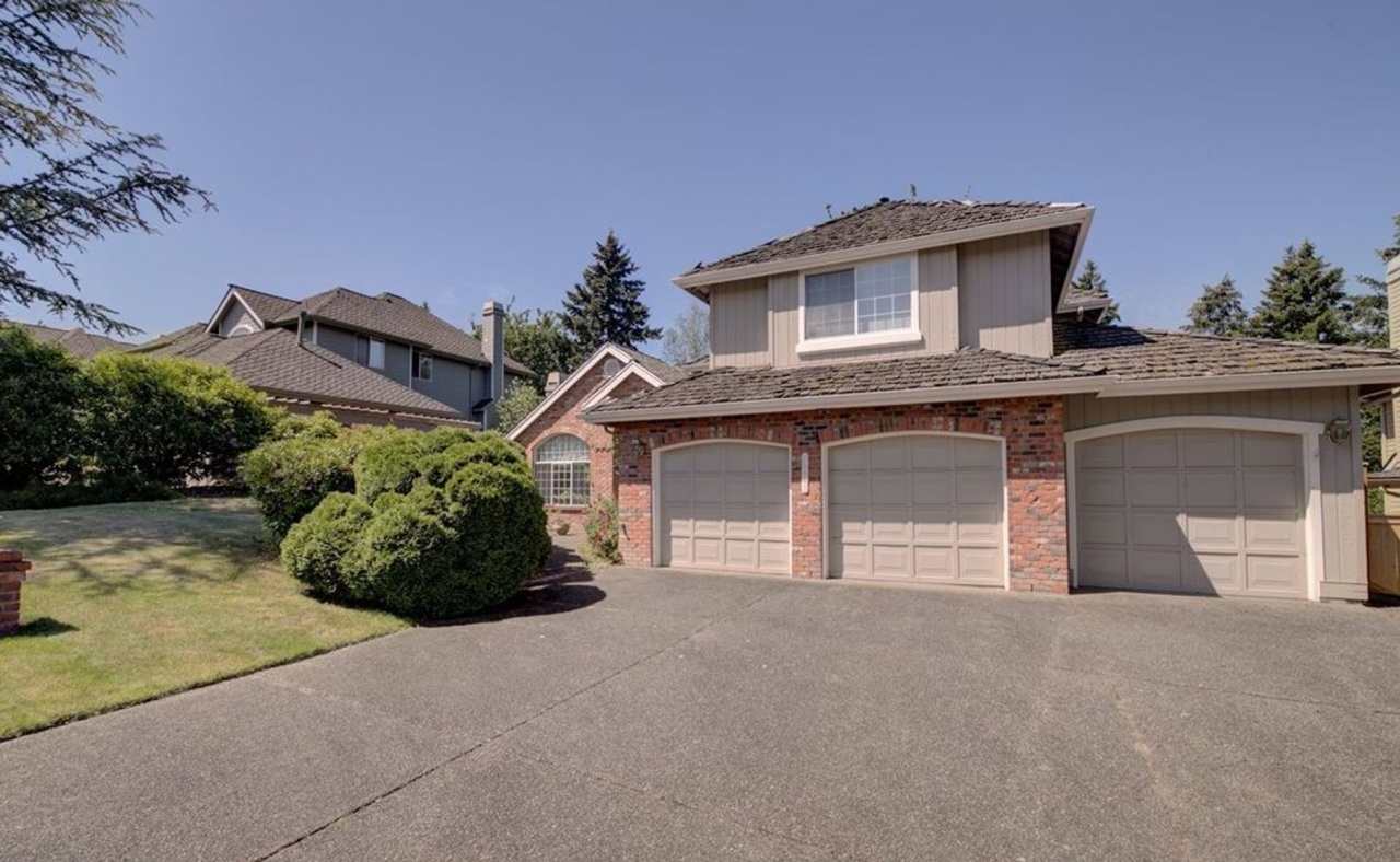 5 bedroom + Bonus room with a large fenced backyard!