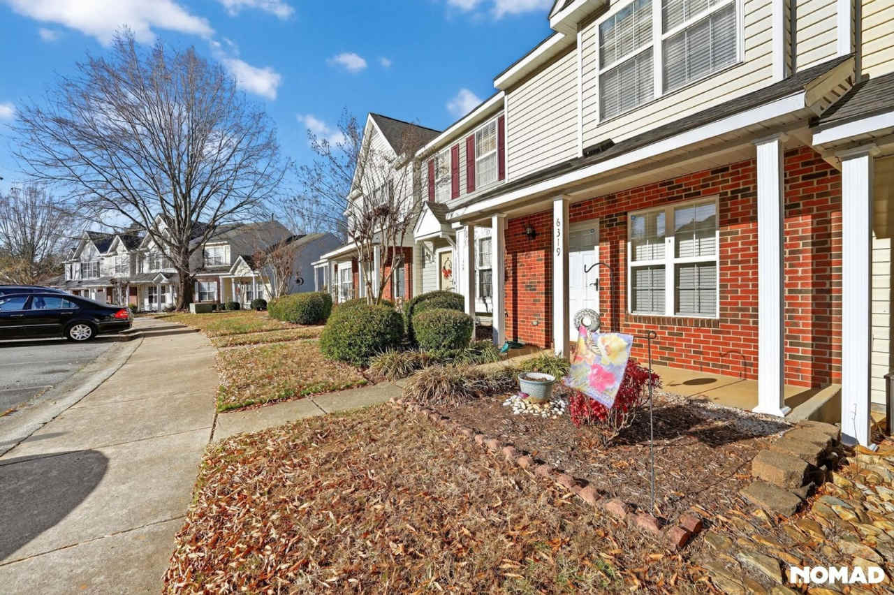 Charming 2BR Townhome in Whitsett