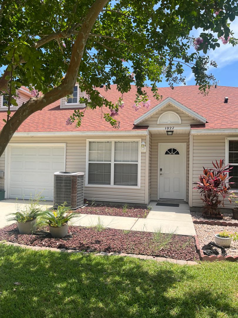 3 bed 2 bath Townhome