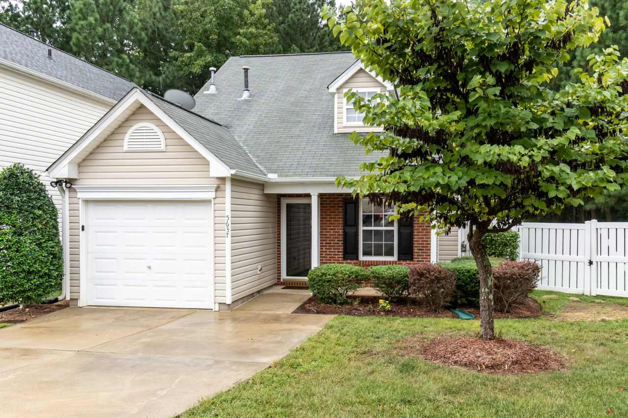 Charming 3 Bedroom Home for Rent with Fenced Back Yard!