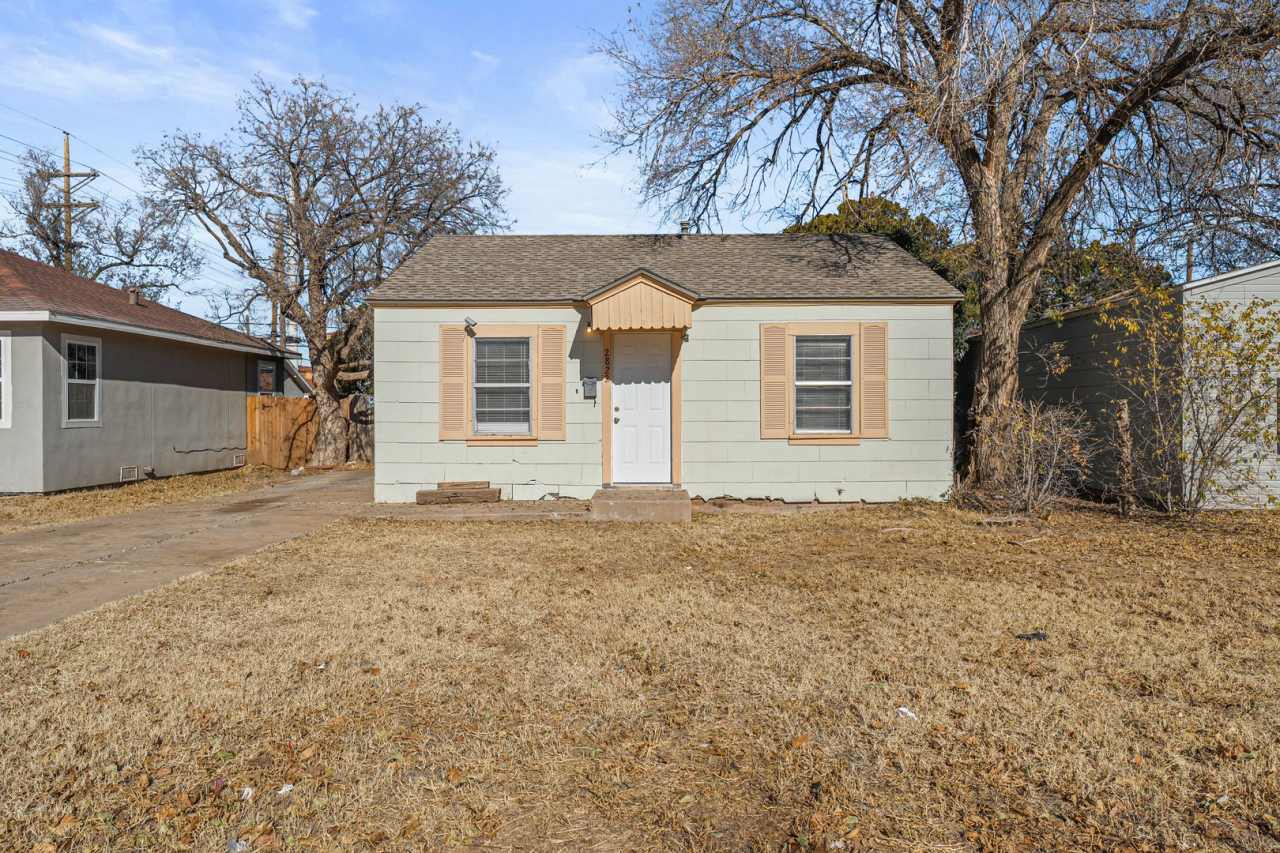 Great 2 bed 1 bath near Texas Tech and the Medical District now available.