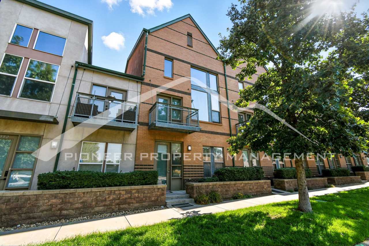 Spacious Townhouse with Central AC and Washer/Dryer