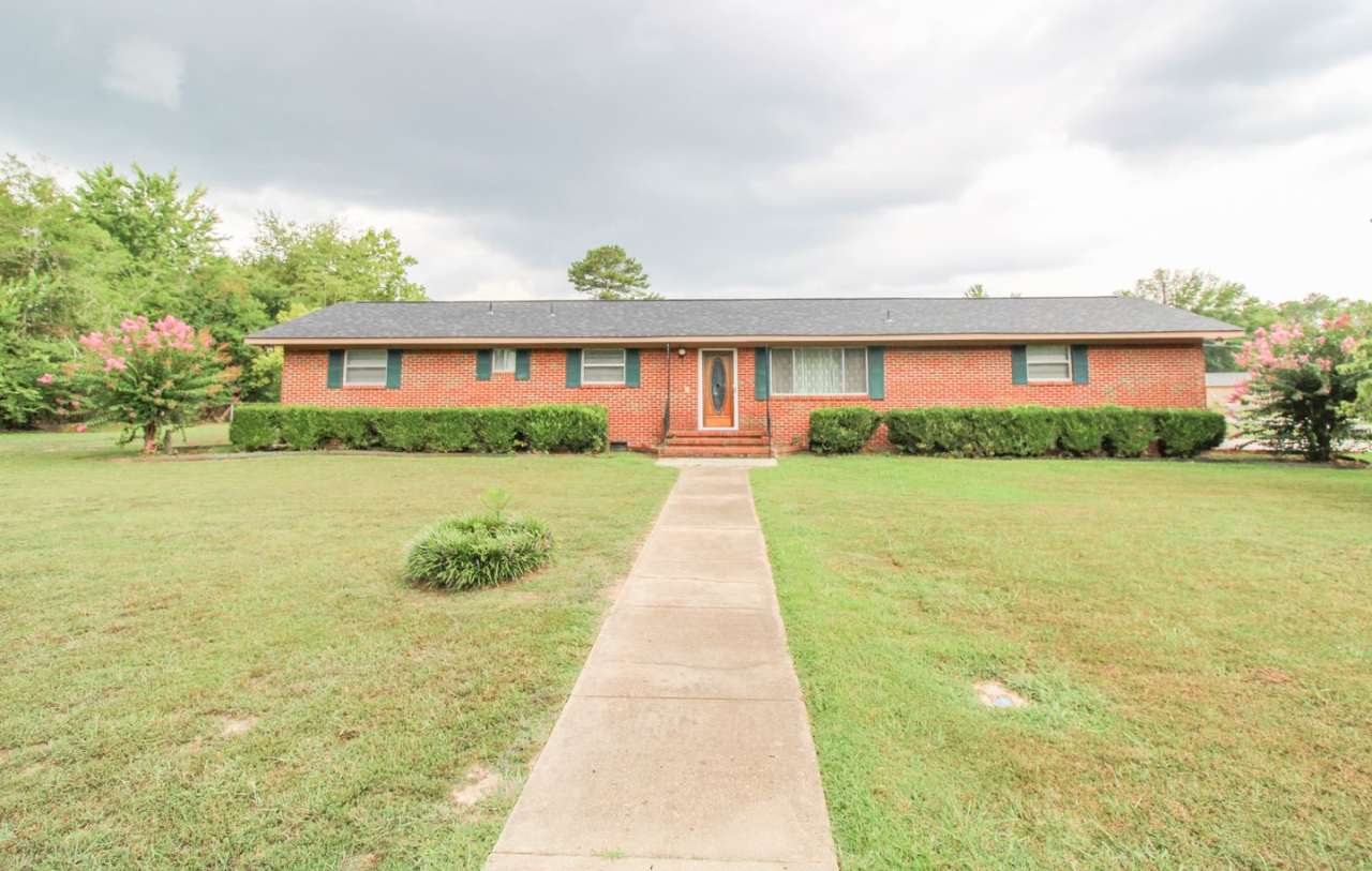 4 bedroom home in Athens City in established neighborhood!