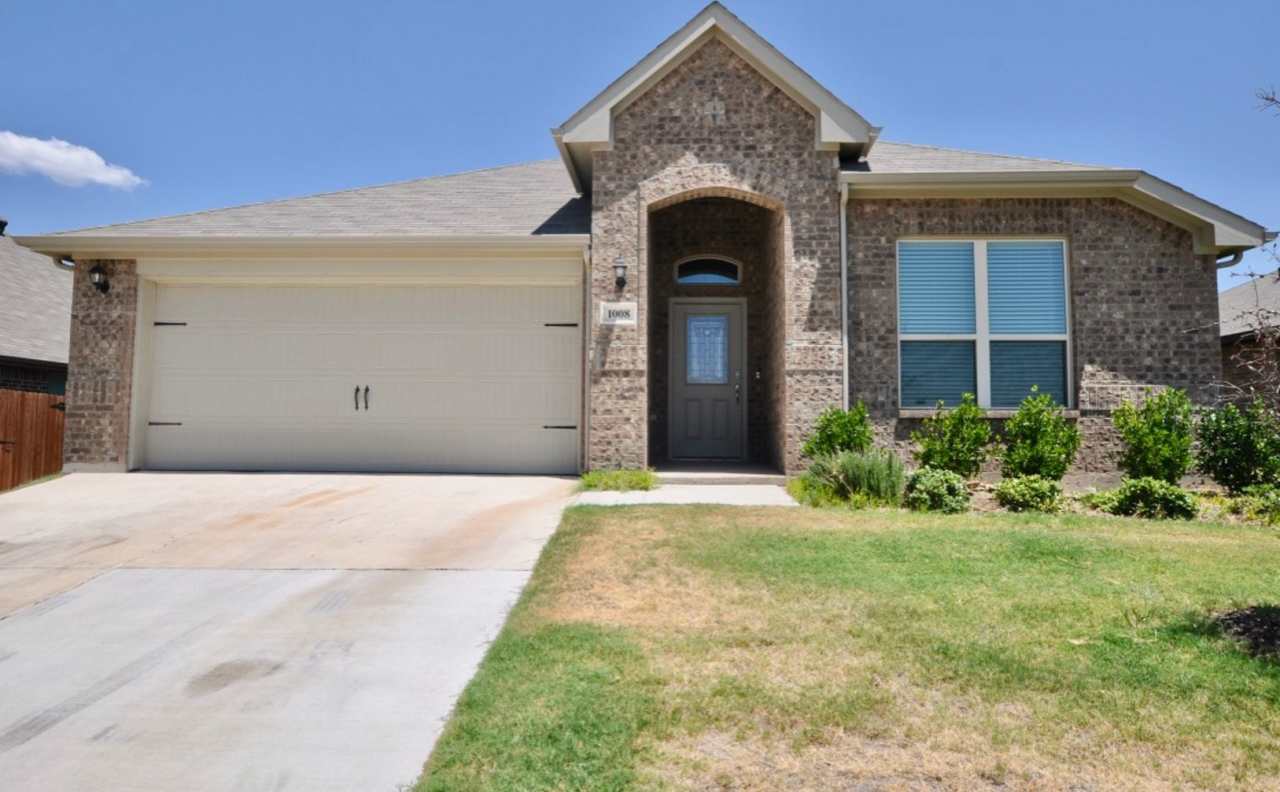 FOR LEASE! ASK ABOUT OUR $0 SECURITY DEPOSIT MOVE-IN SPECIAL! Super Nice 4 BR - 2 BA Brick Home in The Heights of Weatherford with Access To Community Pool