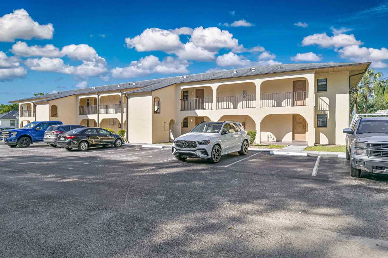 NOW AVAILABLE - Cozy 1/1 Condo in Lehigh Acres!