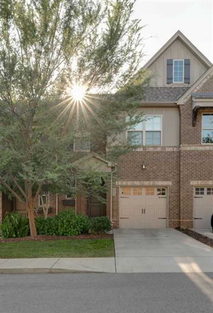 Hendersonville Townhouse - Great location!