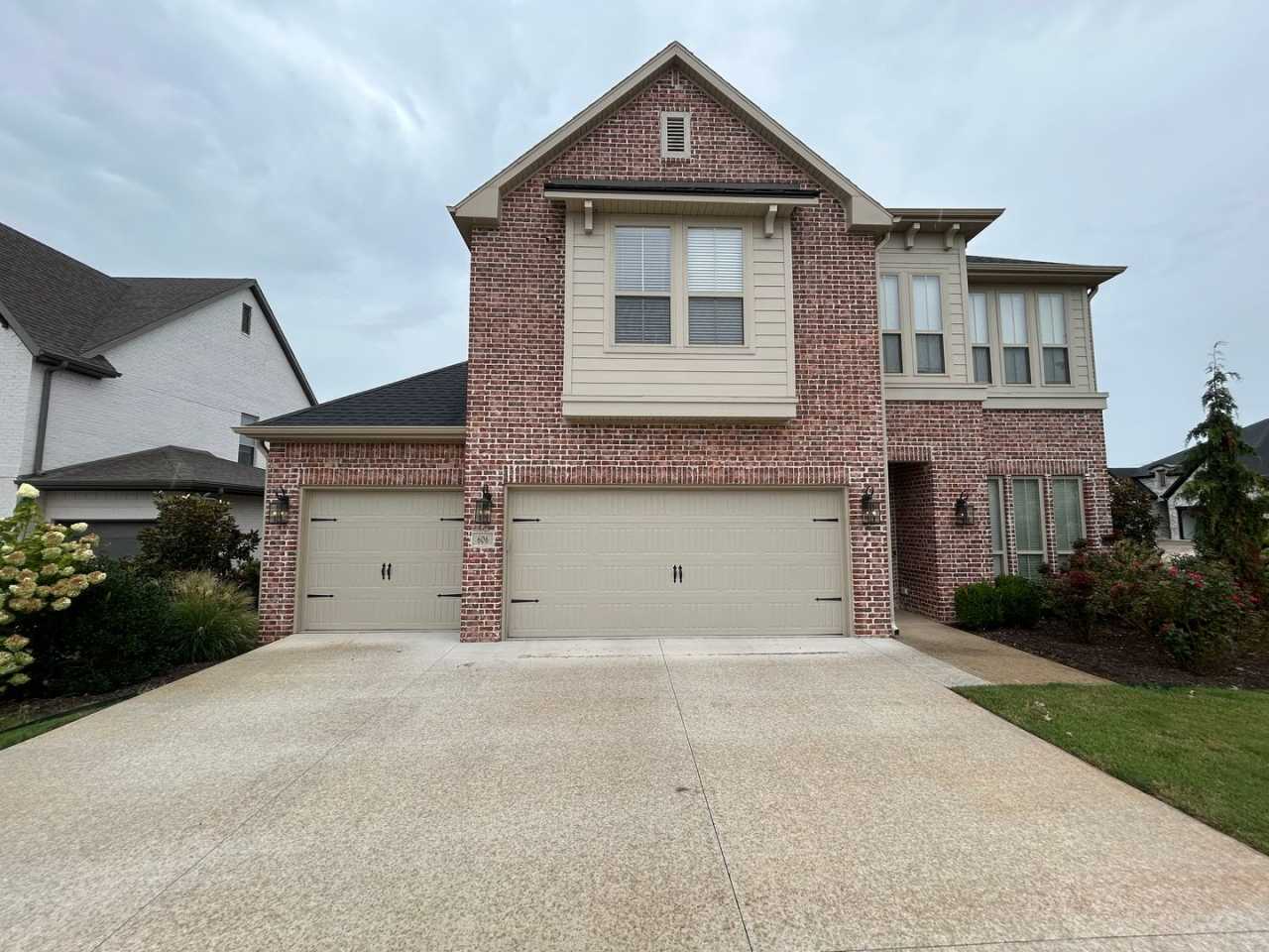 Fully Furnished Stylish 4-Bedroom Home in Cave Springs