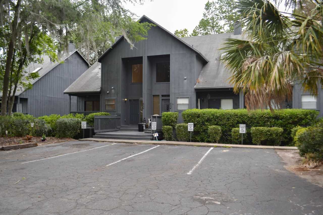 Spacious 2BR/2BA + Loft Near UF – Multiple Balconies, Vaulted Ceilings  Prime Location!