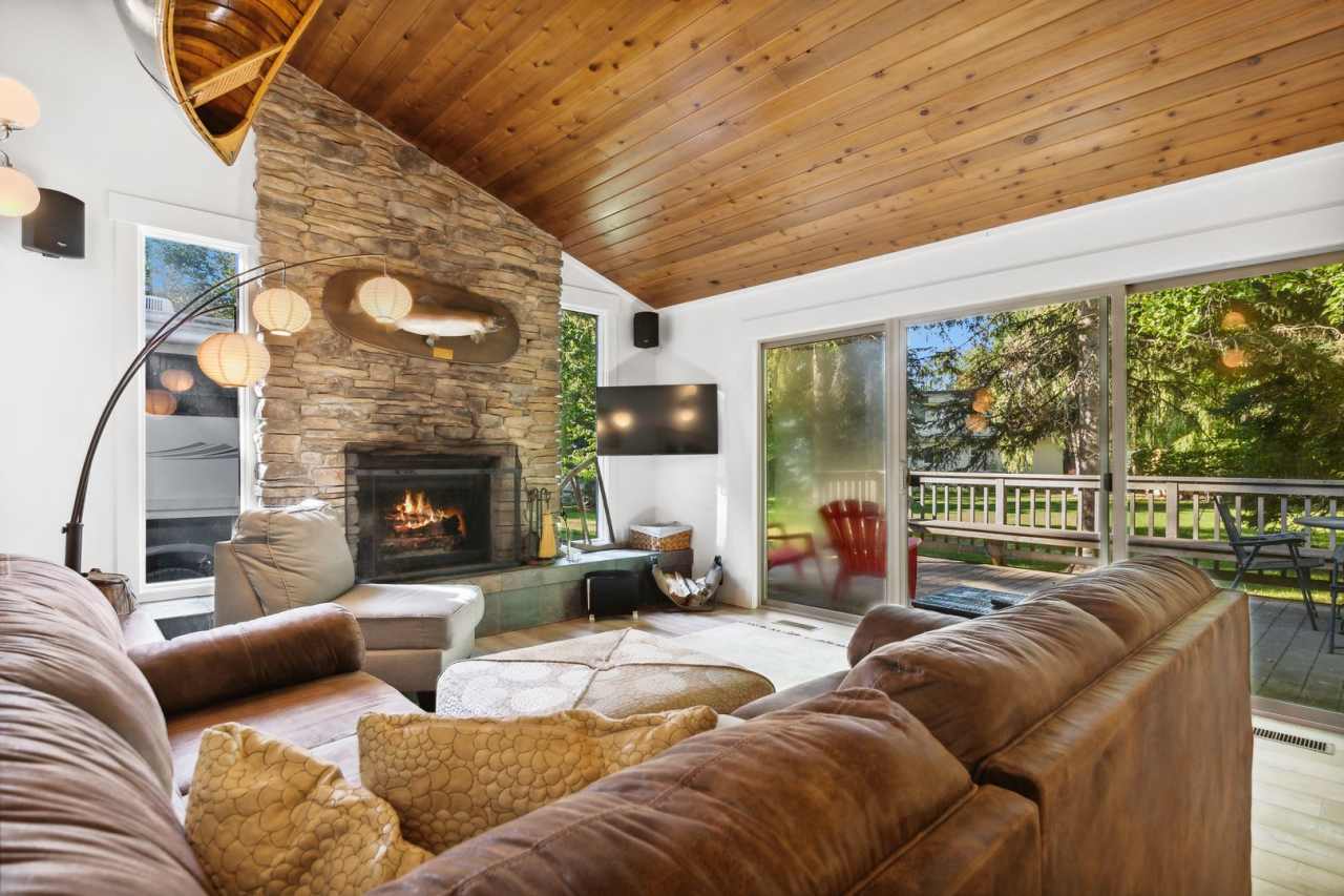 2 bedroom, 1 bath house with Whitefish Lake Access