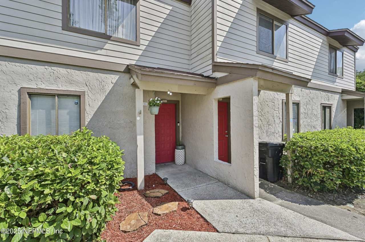 8300 PLAZA GATE Lane unit: 1242