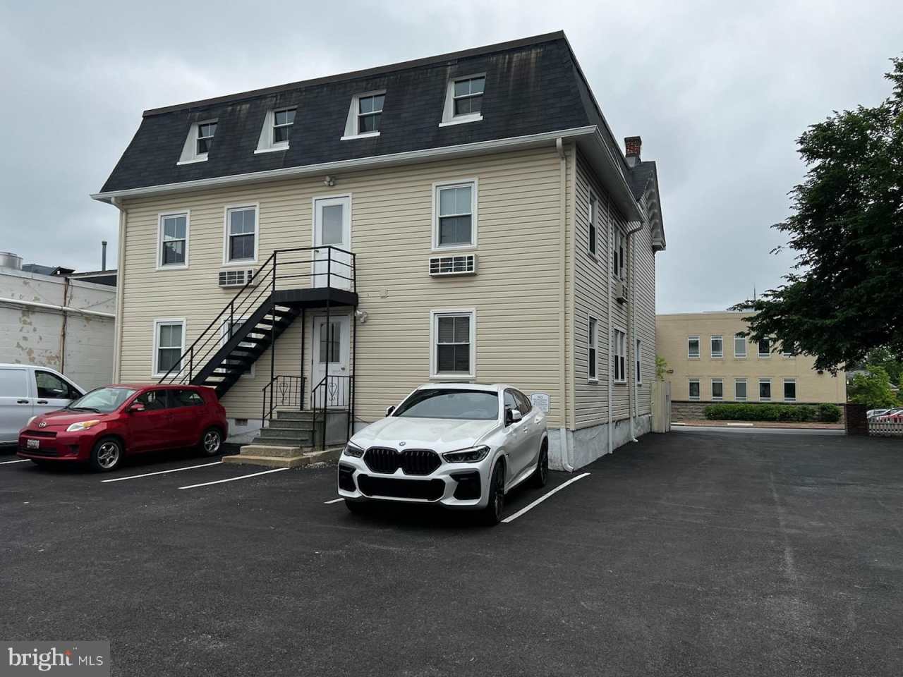 15 W MONTGOMERY Avenue