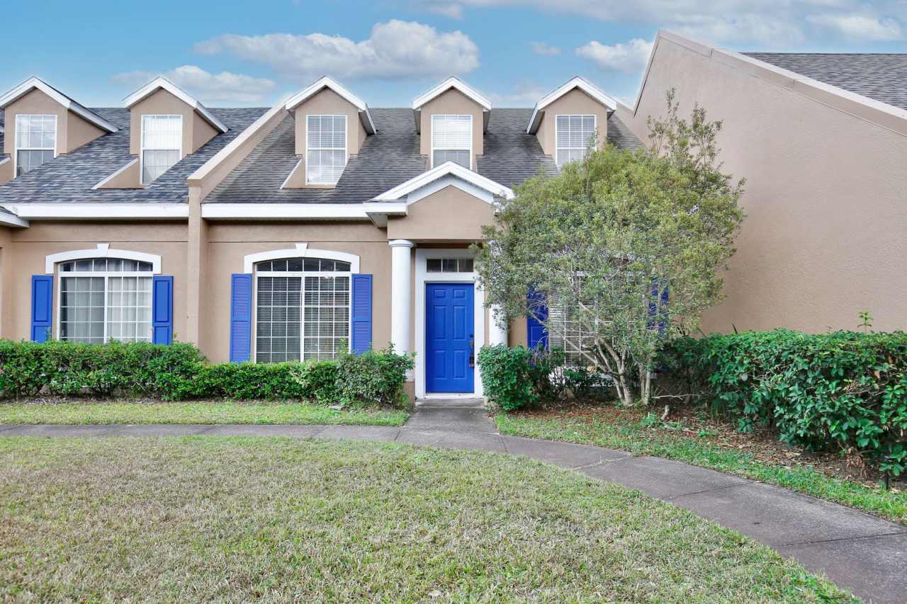 Charming 3/2.5 Spacious Townhome with a 2 Car Garage in the Gated Community of Island Walk at Meadow - Orlando!