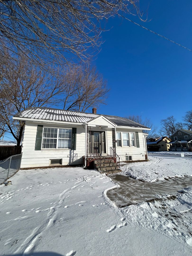 Updated 2-Bedroom, 2-Bathroom Home with Flex Space  Garage – 972 Sq. Ft. 1829 Frances Ave, Elkhart, IN 46516