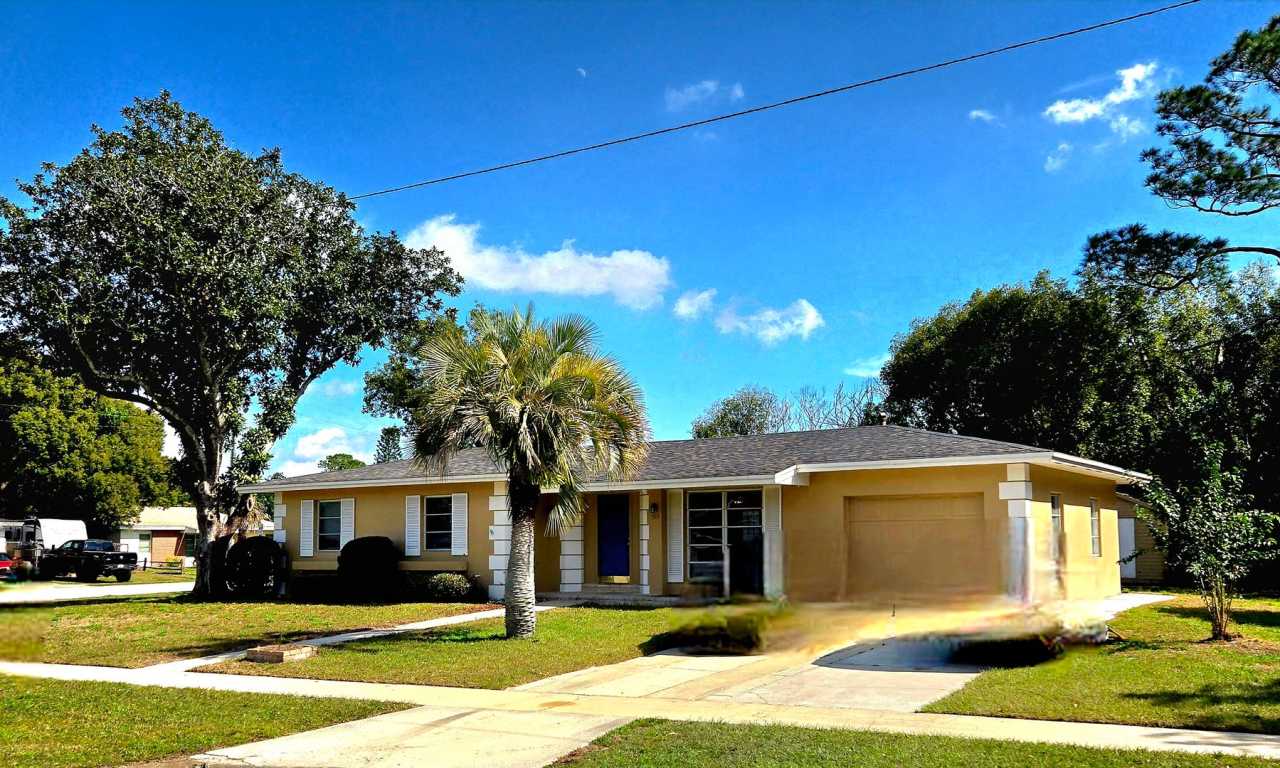 Charming Corner Lot Home in Deland- Near Timber Crest Elementary