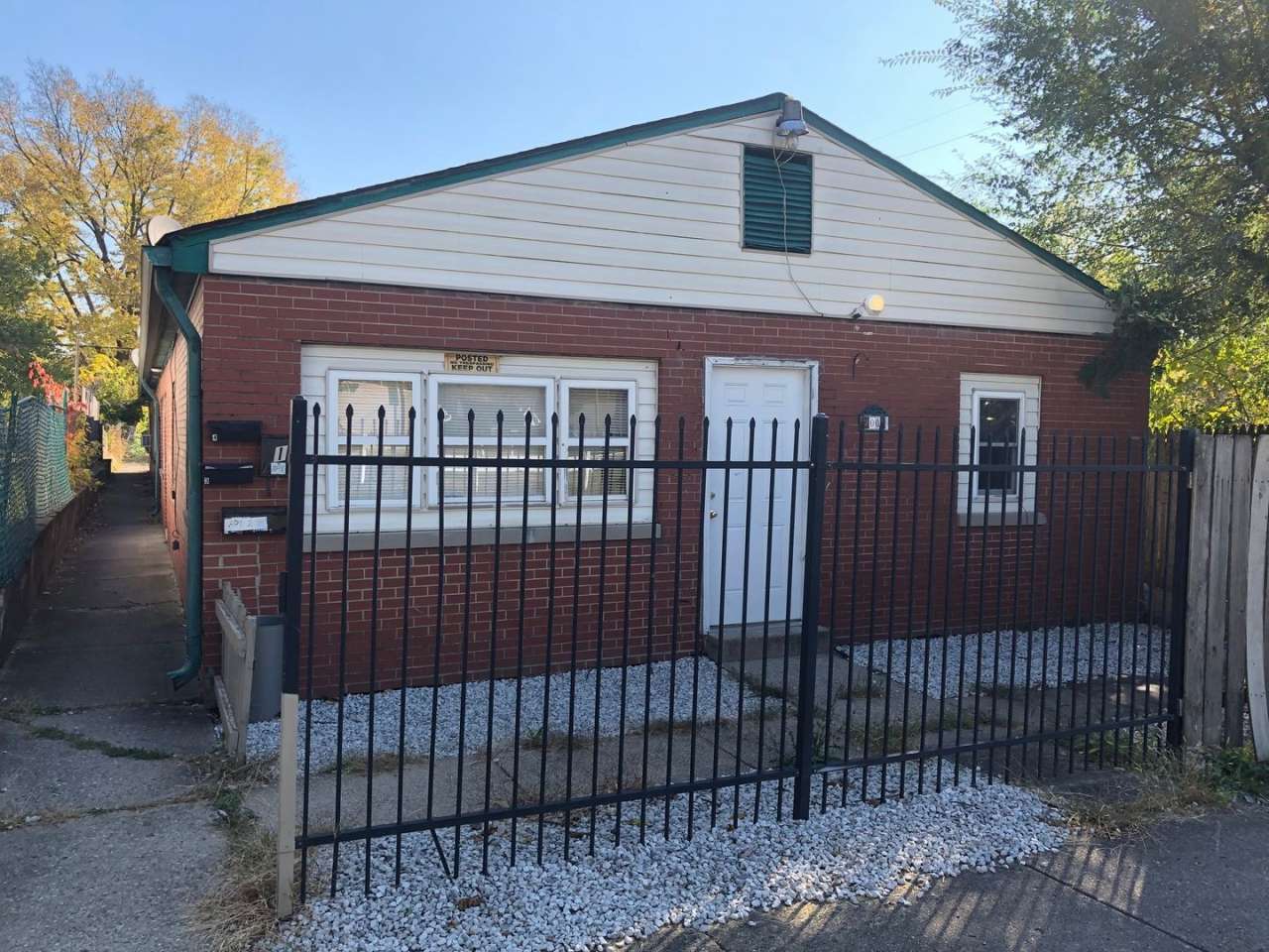 Spacious 2BR/1BA located on the west side of Indy close to downtown