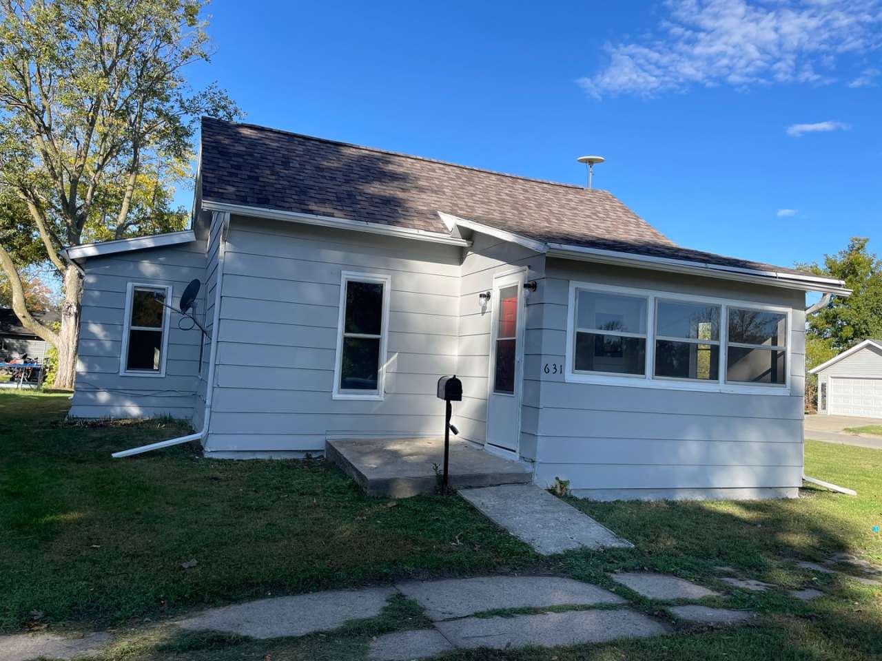 2 Bedroom/ 1 Bath Home!