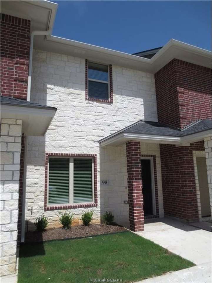 Spacious 2 Bed/2.5 Bath Condo in Gateway Villas!