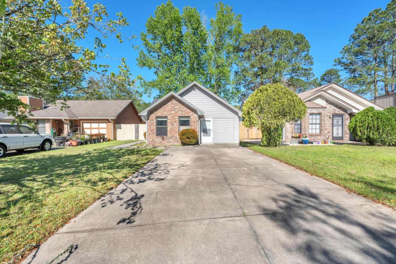 Charming 2 Bedroom Florida Cottage in Convenient Location!!