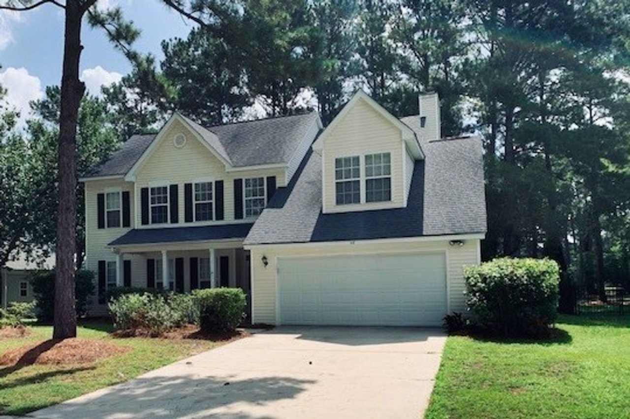 Location: Beautiful 3 bedroom, 2.5 bathroom single family home in Eagles Pointe Bluffton SC!