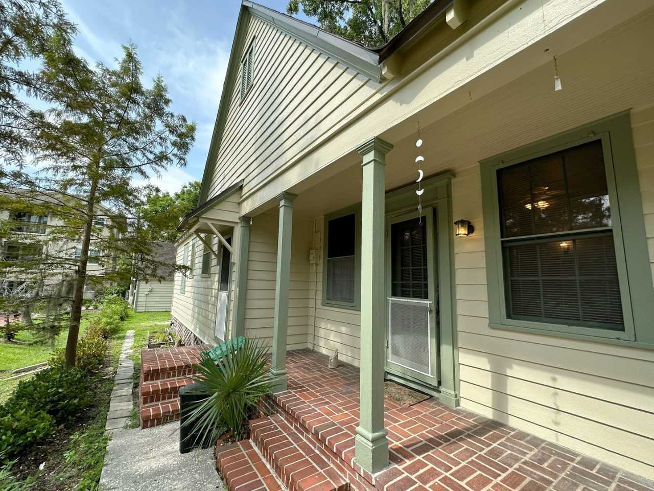 Beautiful 1 Bedroom Home Near Sorority Row!!!