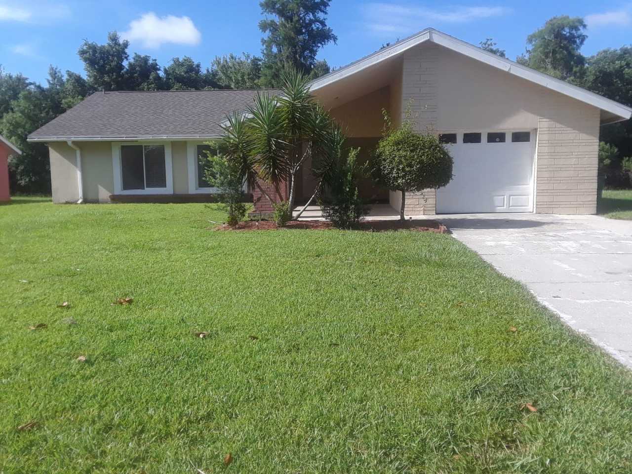 Beautiful 3 bedrooms 2 bath home with nice upgrades in Poinciana!