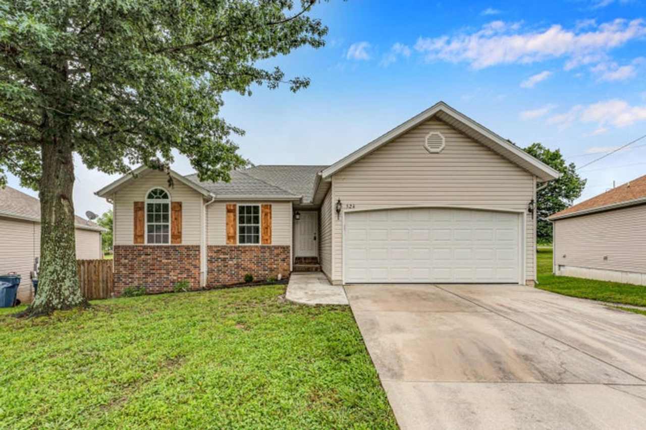 NIXA-5 Bed, 3 bath REMODELED Home | Walkout BASEMENT | Neighborhood Park | Fenced Yard | PETS Welcome!
