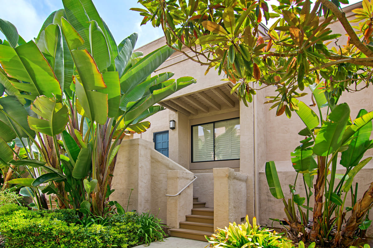 BEAUTIFUL 2 BEDROOM !!!!IN THE HEART OF LA JOLLA!!!! WITH GARAGE!!!!PET FRIENDLY