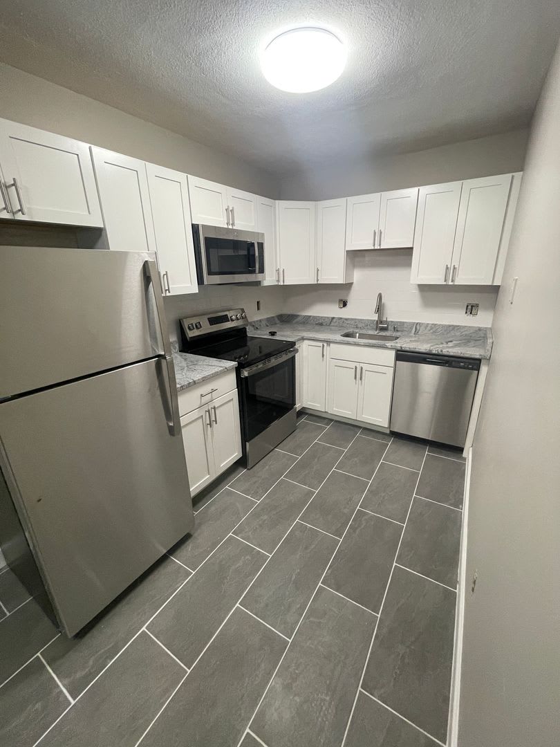 Renovated 1-Bed H  HW + Parking * Newton Riverside MBTA GL-D