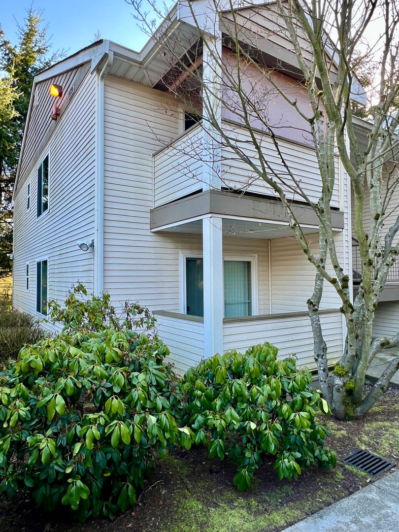 Charming 2 Bedroom Condo minutes from I5 and the Alderwood Mall. Half off the first months rent!!!
